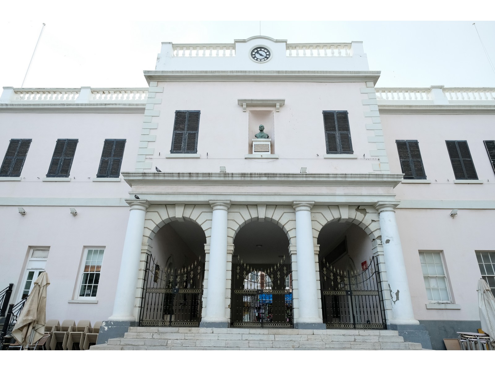 Edificio del Parlamento de Gibraltar en La Piazza.jpg